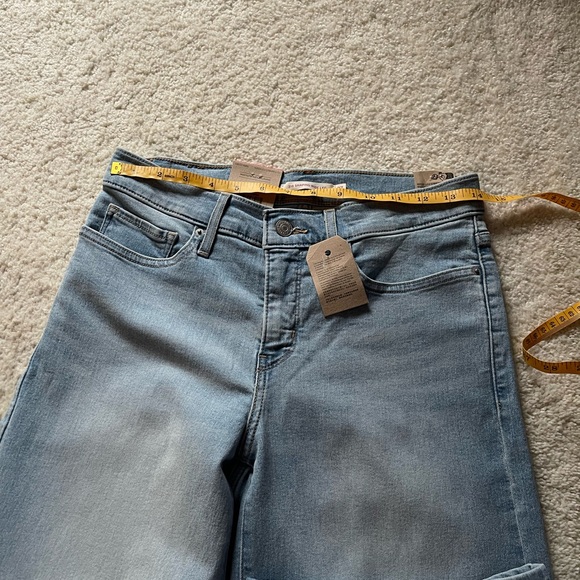 NWT Levi’s 318 Shaping Wide Leg Light Wash Size 27/32 - Picture 9 of 13